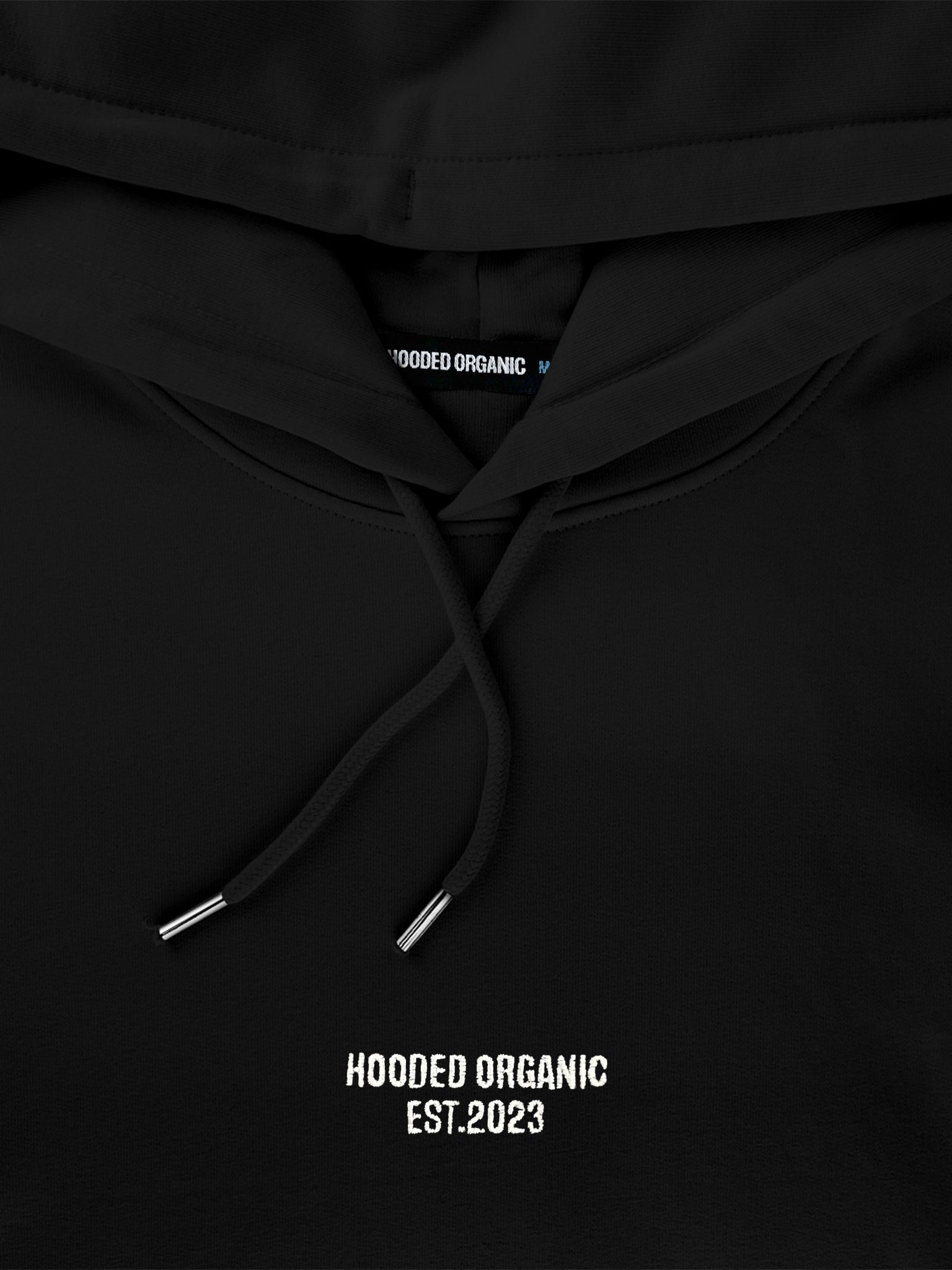 Close-up af Hooded Organic-logo på sort hoodie – printet på 100% økologisk bomuld