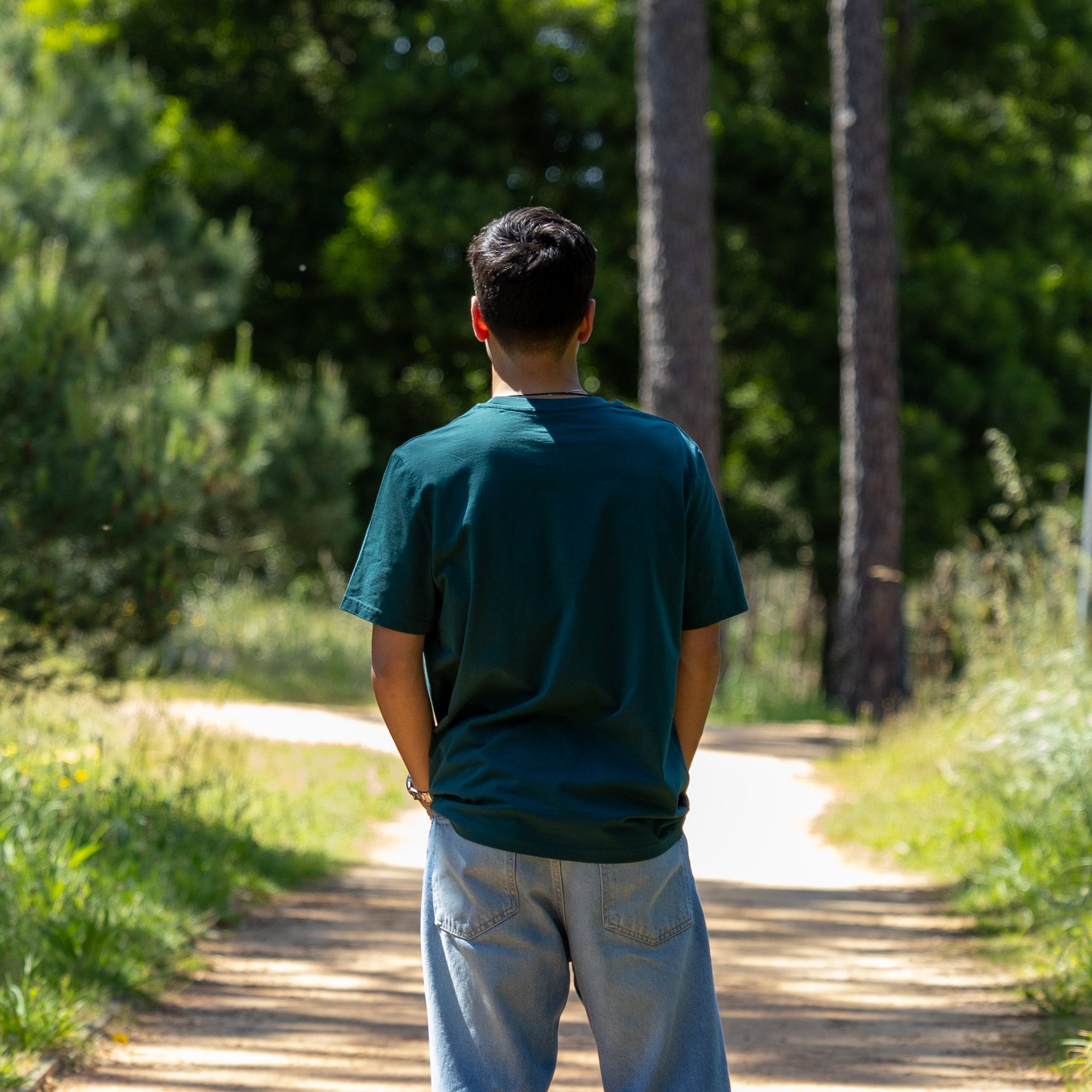 Grøn blank T-shirt på mandelig model set bagfra – 100% økologisk bomuld og afslappet look