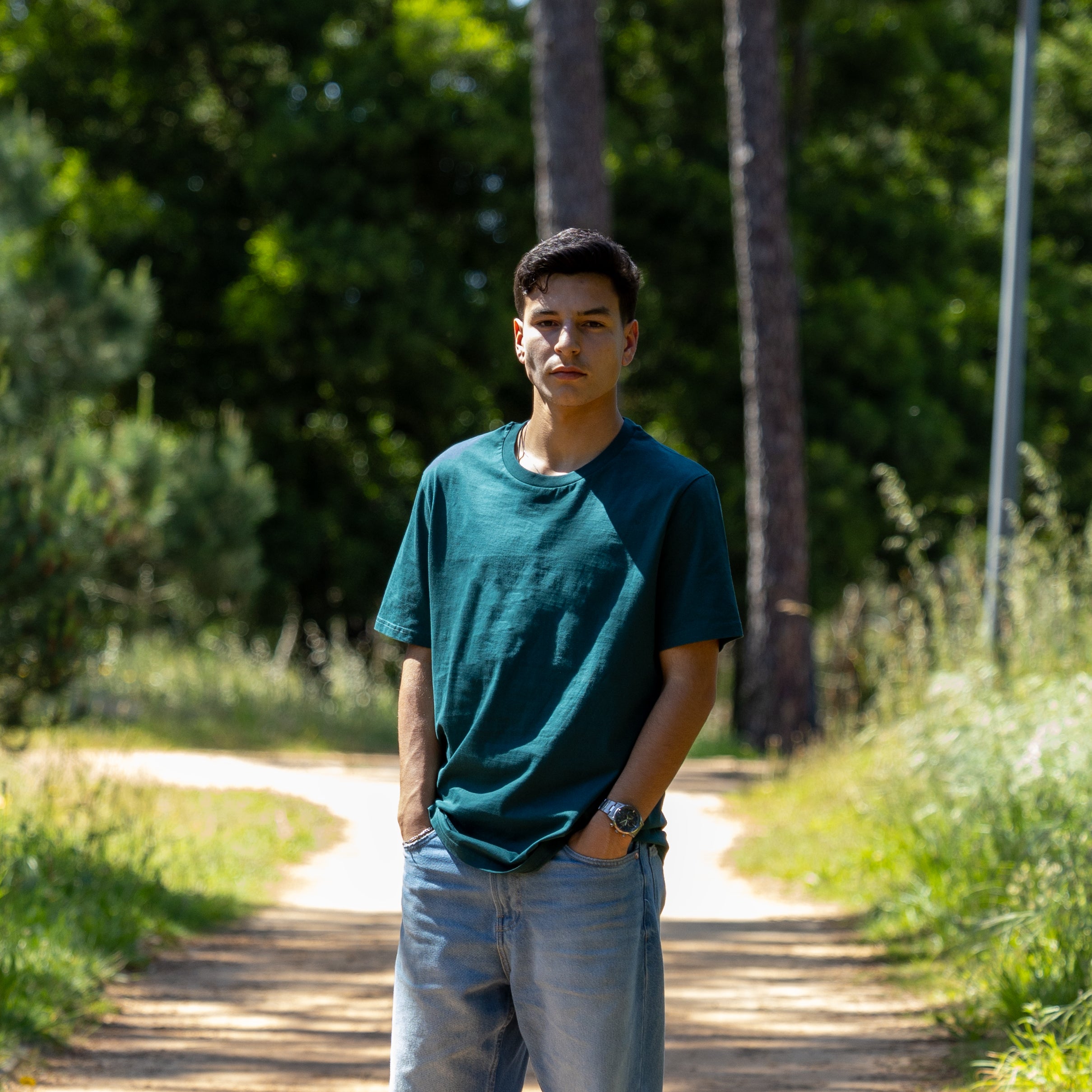 Grøn blank T-shirt set forfra – comfy snit i 100% økologisk bomuld uden print