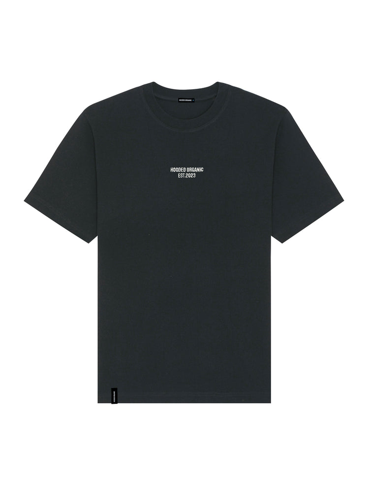 Sort T-shirt set forfra med Hooded Organic-logo – 100% økologisk og dansk produceret med klassisk pasform