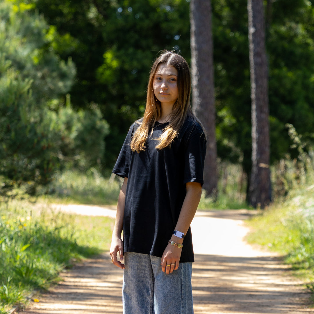 Sort T-shirt i sidevendt frontvinkel – 100% økologisk og naturligt fit