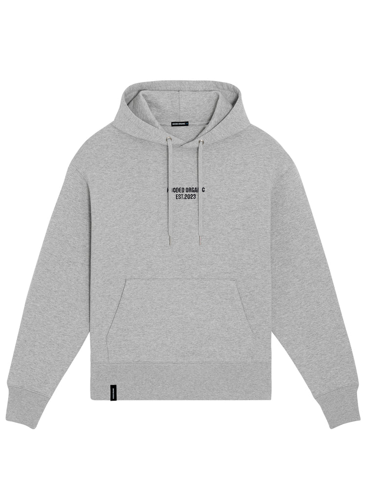 Grå hoodie med Hooded Organic-logo set forfra – comfy fit og 100% økologisk bomuld
