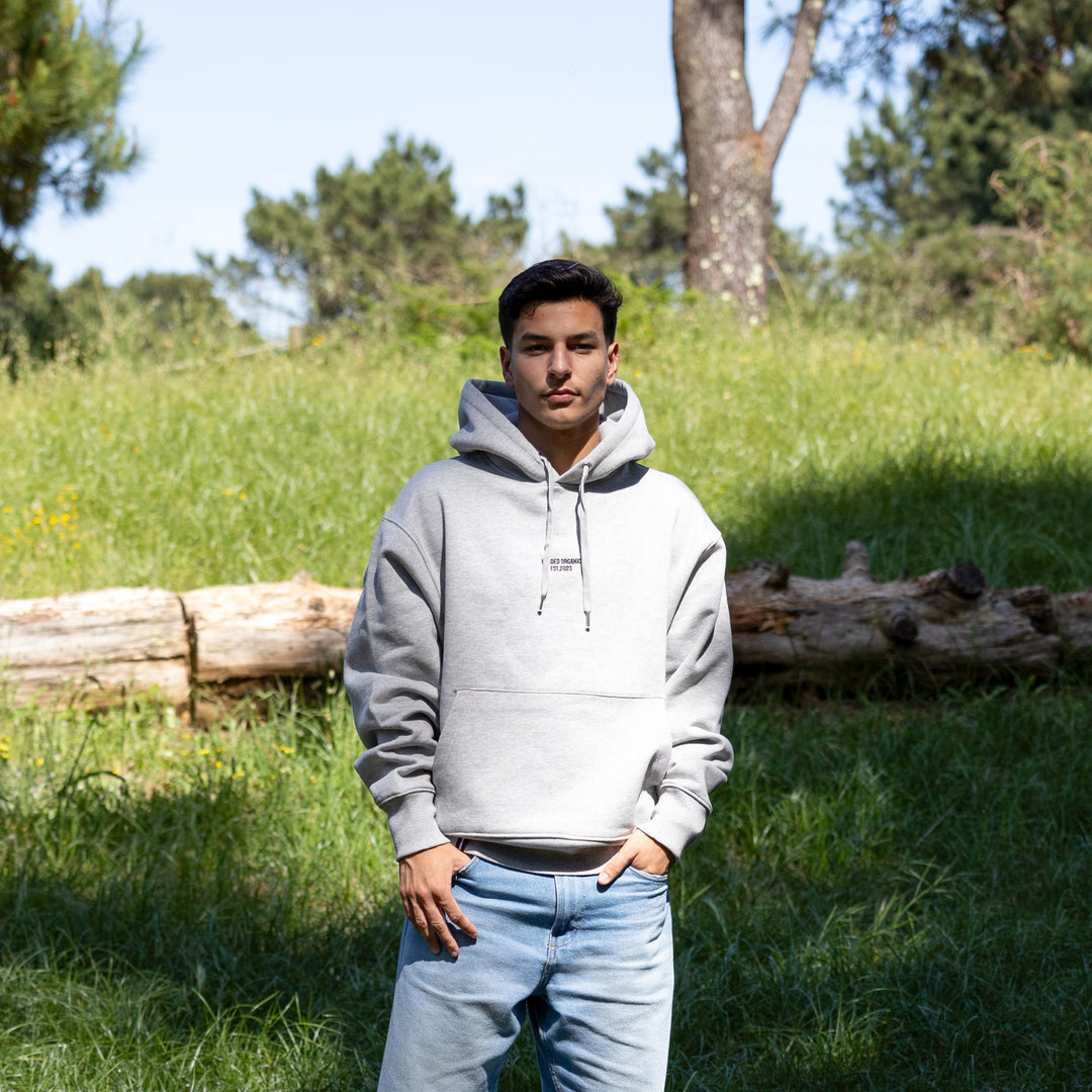 Grå hoodie med hætten nede set forfra – 100% økologisk og velegnet til hverdagsbrug
