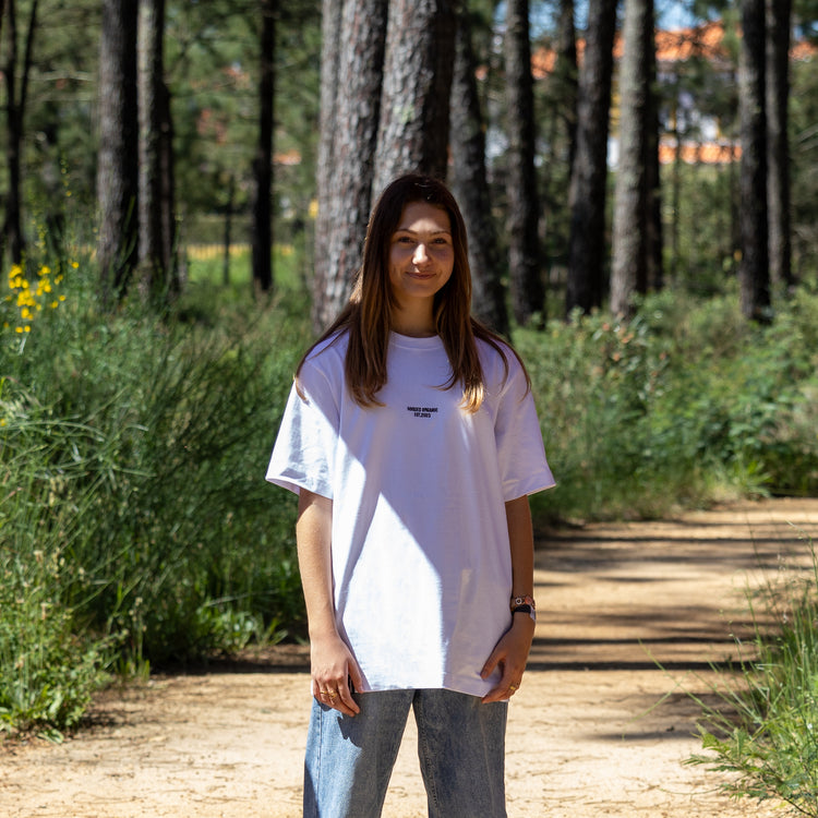 Hvid heavy T-shirt med Hooded Organic-logo set forfra – relaxed fit i 100% økologisk bomuld
