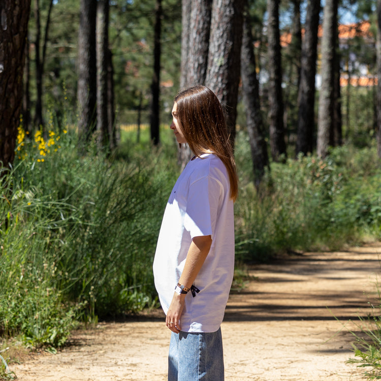 Hvid heavy T-shirt med Hooded Organic-logo set fra siden – comfy fit i 100% økologisk bomuld
