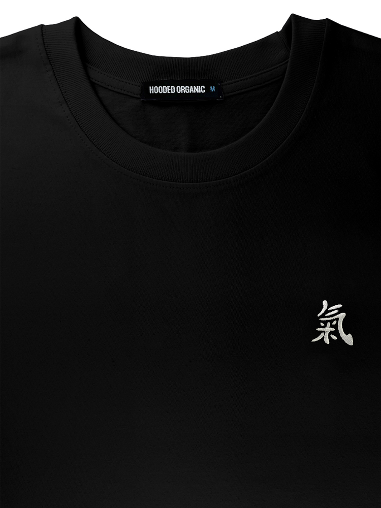 Detalje af japansk grafik på sort T-shirt – printet på 100% økologisk bomuld
