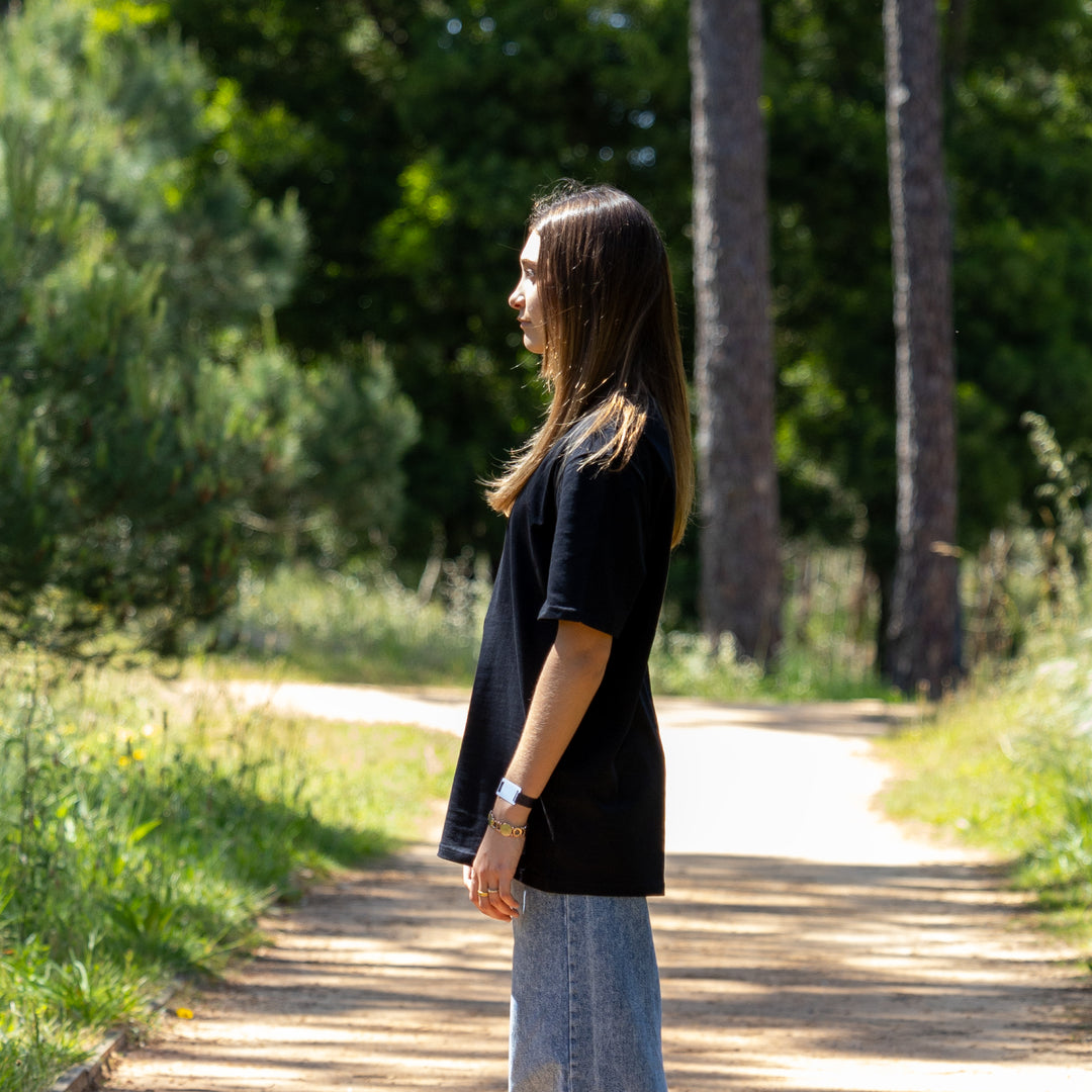 Sideprofil af sort classic T-shirt – bæredygtig bomuld og dansk minimalisme
